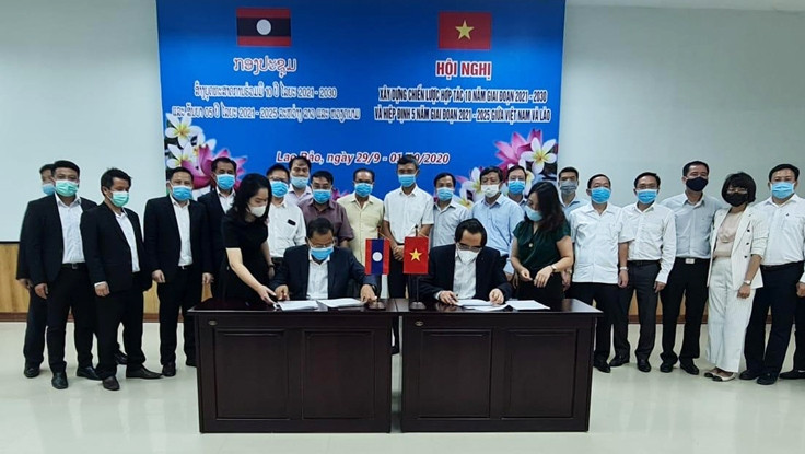 Important issues on bilateral cooperation discussed at the meeting between the two countries' cooperation committees. (Photo: Nhan Dan Newspaper representative office in Laos)