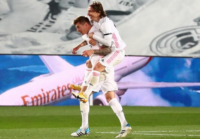 Soccer Football - La Liga Santander - Real Madrid v FC Barcelona - Estadio Alfredo Di Stefano, Madrid, Spain - April 10, 2021 Real Madrid's Toni Kroos celebrates scoring their second goal with Luka Modric. (Photo: Reuters)