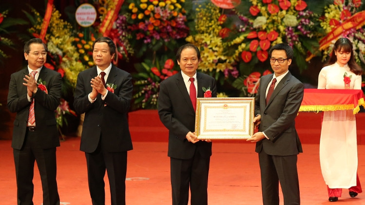 Deputy PM Vu Duc Dam (first from right) presents the Labour Order, first class to the USSH (Photo: VGP)