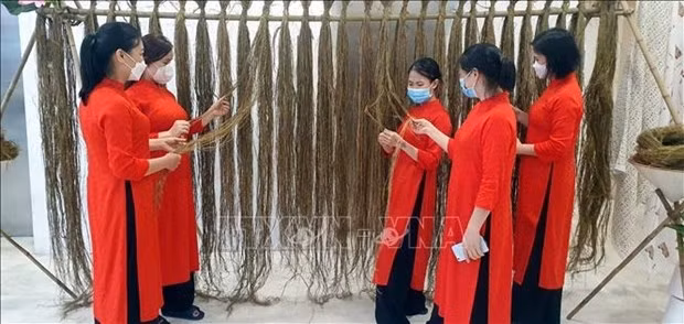 Visitors at the exhibition (Photo: VNA)