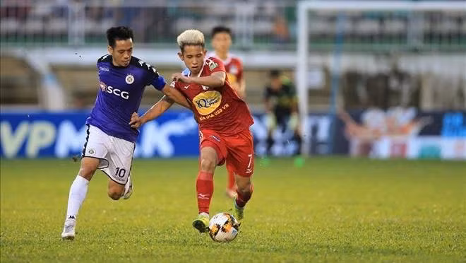 Hanoi FC (in blue) have made history as the champions scoring the most points in the V.League history.