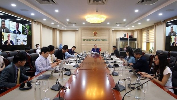 Minister of Natural Resources and Environment Tran Hong Ha speaks at the talks (Photo: VNA)
