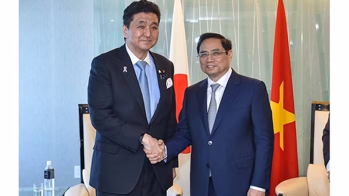Prime Minister Pham Minh Chinh (R) receives Japanese Defence Minister Kishi Nobuo on November 25. (Photo: VGP)
