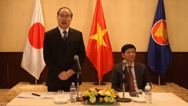Secretary of the Ho Chi Minh City Party Committee Nguyen Thien Nhan (L) speaks at the meeting (Source: VNA)