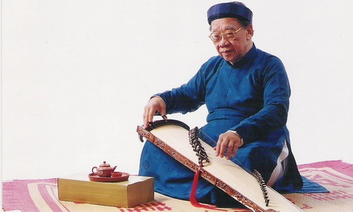 Professor Tran Van Khe playing dan tranh (Vietnamese 16-chord zither), one of the musical instruments used in a Don Ca Tai Tu orchestra (Source: dantri.com.vn)