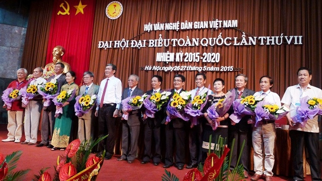 Politburo member Dinh The Huynh and new VFAA’s executive committee (Credit: cpv)