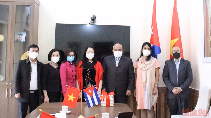 Delegates took souvenir photos after the meeting.