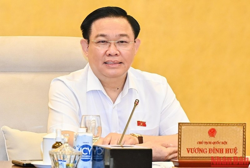 NA Chairman Vuong Dinh Hue speaking at the session (Photo: NDO)