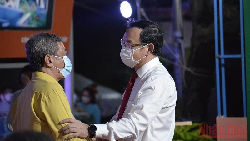 Ho Chi Minh City Party Secretary Nguyen Van Nen asks after a resident in Thu Duc.