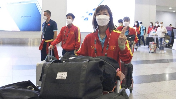 Vietnamese women’s football team arrive at Ninoy Aquino International Airport in Manila on July 4 for the 2022 AFF Women's Championship. (Photo: Vietnam Football Federation).