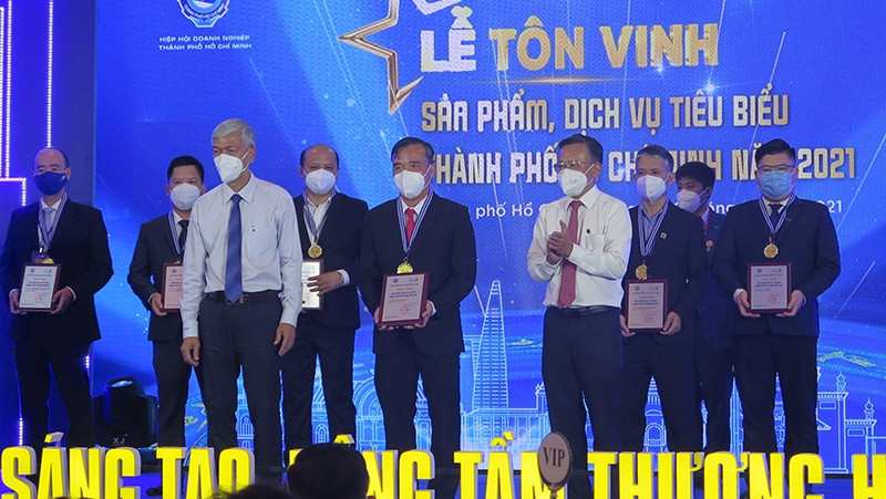 Ho Chi Minh City leaders present certificates to outstanding enterprises.