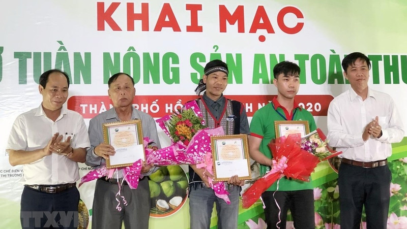 The organising board presents prizes to participating enterprises who win a vote on noteworthy typical agricultural products.(Photo: VNA)