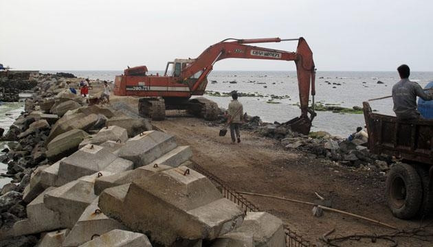 The sea dyke-cum-road on Ly Son island (Photo: Chi San)
