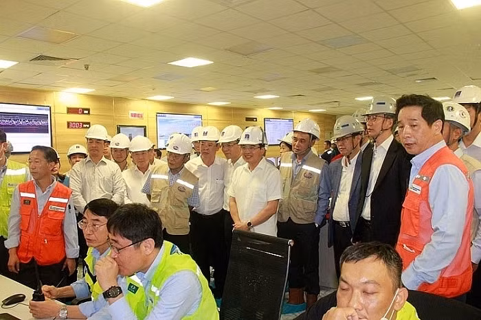 Leaders of PVN and the general contractor witness the event. (Photo: congthuong.vn)
