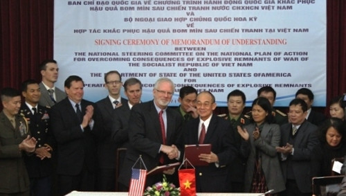 US Ambassador to Vietnam David Shear and Vietnamese Deputy Minister of Labour, Invalids and Social Affairs Bui Hong Linh at the signing ceremony