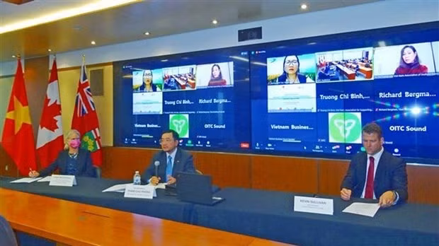  Vietnamese Ambassador to Canada Pham Cao Phong (centre) speaks at the event. (Photo: VNA)