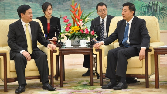 Head of the CPV Central Committee’s Economic Commission Vuong Dinh Hue (left) and the Chinese State Councilor Wang Young (Photo: vov.vn)