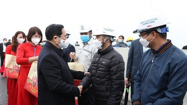 PM Pham Minh Chinh offers New Year wishes to workers in Quang Ninh (Photo: VNA)
