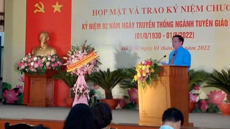 Secretary of the Party Central Committee (PCC) and Head of the PCC’s Commission for Communication and Education Nguyen Trong Nghia speaks at the meeting.