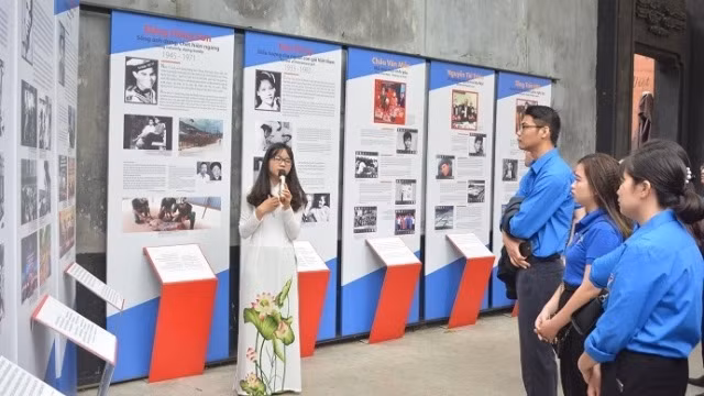 The exhibition attracts many youngsters on its opening day. (Photo: hoalo.vn)