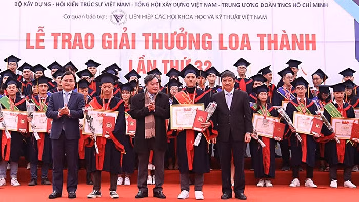 Winners of Loa Thanh Awards honoured at the ceremony 