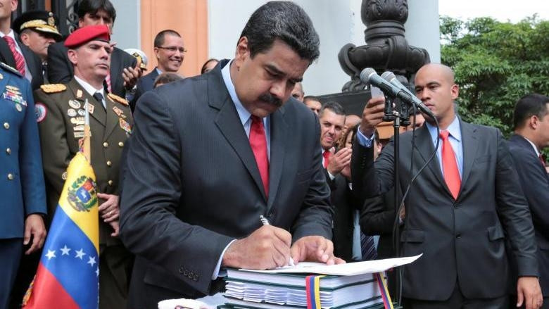 Venezuela's President Nicolas Maduro (C) attends a ceremony to sign off the 2017 national budget at the National Pantheon in Caracas, Venezuela October 14, 2016. (Credit: Reuters)