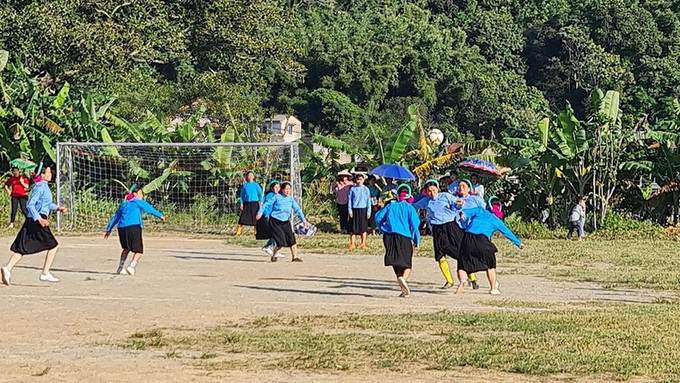 Football matches of San Chi ethnic minority women have become a unique cultural feature of Binh Lieu District. (Photo: NDO)