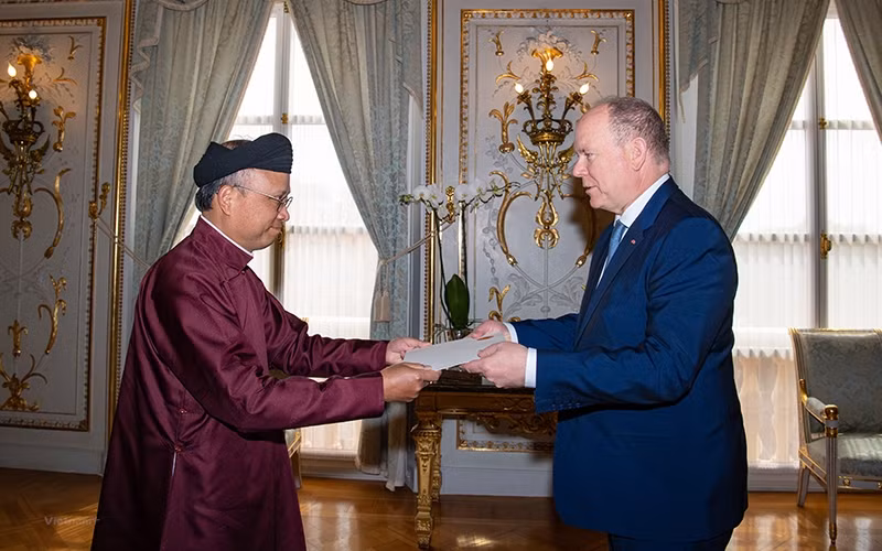 Vietnamese Ambassador to France and Monaco Dinh Toan Thang presented his credentials to Prince of Monaco Albert II. (Photo: VNA)