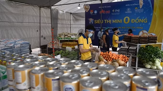 The supermarket was located at the headquarters of Duc Thang Ward People’s Committee in Bac Tu Liem District, serving about 1,000 employees, students with difficult circumstances and policy beneficiaries through the donation of vouchers worth VND400,000 each.