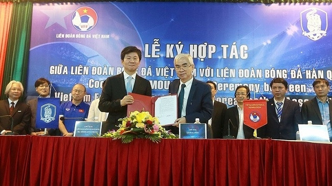 VFF President Le Hung Dung and KFA President Chung Mong-gyu at the signing ceremony. (Photo: VOV)