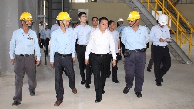 Minister Tran Hong Ha (centre) visits Formosa Ha Tinh to inspect its commitments.