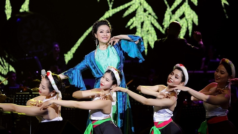 Singer Tan Nhan performs in her live show "Return". 