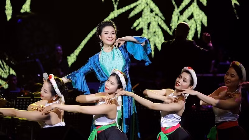 Singer Tan Nhan performs in her live show "Return". 