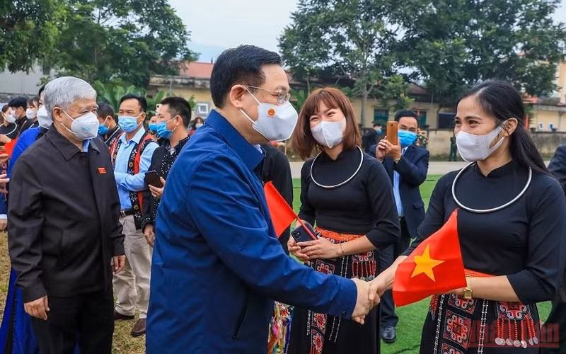 NA Chairman Vuong Dinh Hue joins residents of in Quyet Tam hamlet of Dinh Hoa district’s Trung Luong commune. (Photo: DUY LINH/NDO)