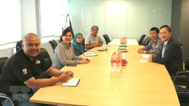At the working session between the Vietnamese Embassy (R) and the Football Association of Indonesia (Photo: VNA)