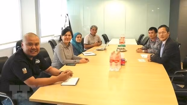 At the working session between the Vietnamese Embassy (R) and the Football Association of Indonesia (Photo: VNA)