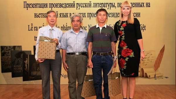 Director of the Russian Centre for Science and Culture in Hanoi Natalia Valerievna Shafinskaya present gifts to Vietnamese translators. (Credit: CPV)
