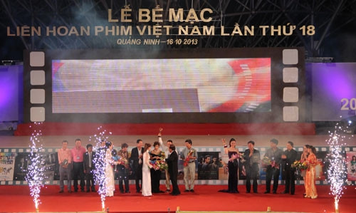 The film crews of the Legen Makers (left) and Scandals – Red Carpet Secrets at the awards ceremony (Photo: qtv.vn)