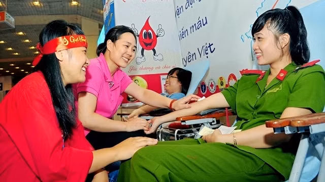 Voluntary blood donation campaigns in Vietnam have received an enthusiastic response from all members of the community. (Credit: NDO)