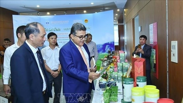 Participants visit a stall displaying tea products of Lai Chau province on the sideline of the workshop. (Photo: VNA)