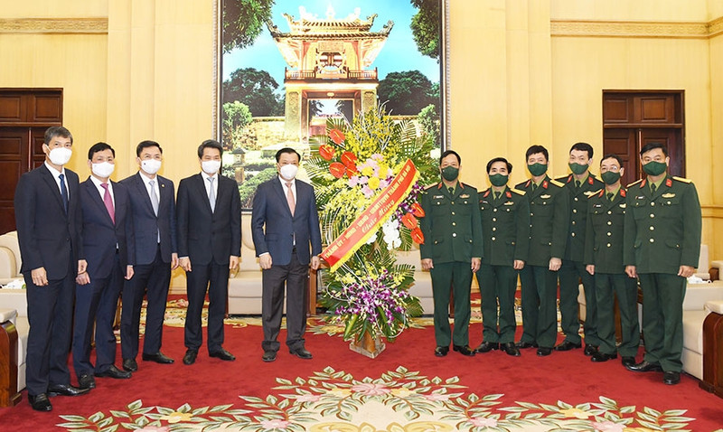 Secretary of the Hanoi Party Committee Dinh Tien Dung presents flowers and congratulates the Hanoi Capital High Command. (Photo: hanoimoi.com.vn)
