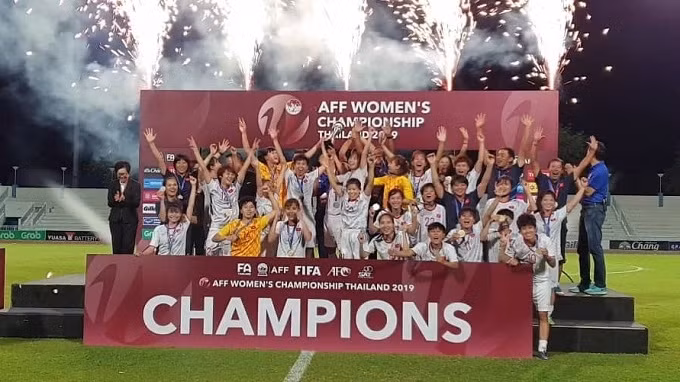 Vietnamese players celebrate their third AFF Women's Championship title in history. (Photo: VFF)