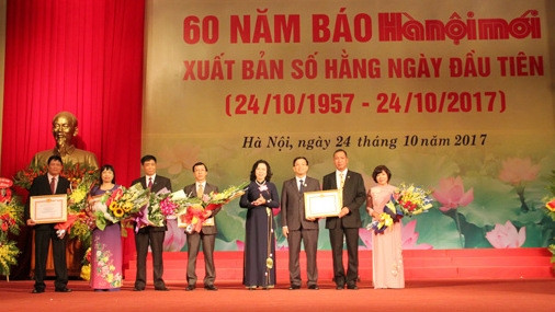 Hanoi Moi Newspaper receives the certificate of merit from the Hanoi municipal Party Committee in recognition of its outstanding achievements during the newspaper’s construction and development. (Credit: hanoimoi.com.vn)