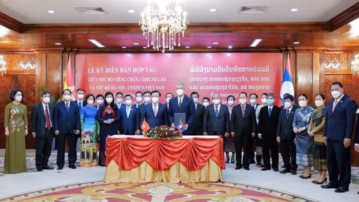 The delegation of the Hanoi municipal Party Committee has just visited, worked and signed many important cooperation documents with the leaders of Vientiane. (Photo: NDO)