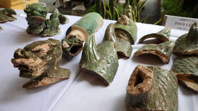 Dragon-patterned tiles unearthed at the excavation site