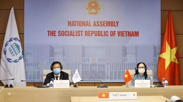 Deputy Secretary General of the Vietnamese National Assembly Nguyen Truong Giang (L) on May 27 at the online meeting (Photo: VNA)