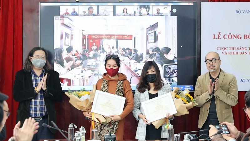 The second-prize winners for animated scripts are honoured at the award ceremony. (Photo: NDO)