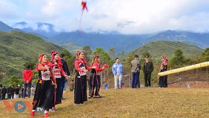 Ha Nhi ethnic women playing 'con' throwing at their traditional Ho Su Cha festival (Photo: VOV)