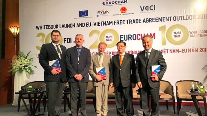 Vietnamese Deputy Prime Minister Vuong Dinh Hue (fourth from left) and delegates at the launch (Photo: VNA)