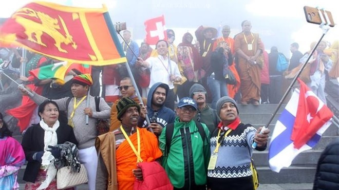 Vesak 2019: foreign delegates engage in Buddhist ritual on Mount Fansipan. (Photo: VNA)
